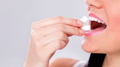 ¿Mascar chicle es malo para los dientes?