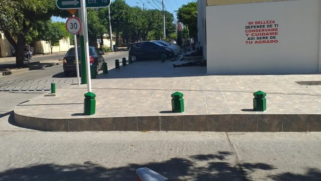 Piden mejorar el entorno del Colegio Loperena central por presencia de indigentes