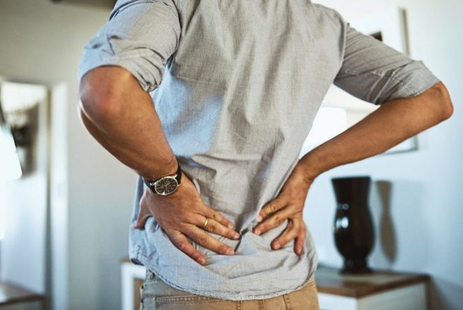 Qué posturas causan dolor y cómo corregirlas
