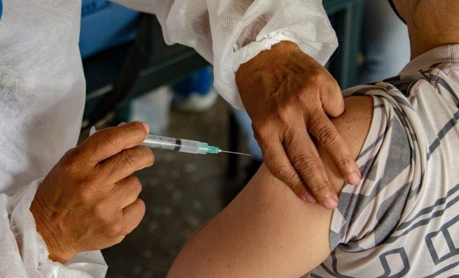 8 de cada 10 colombianos tienen una dosis de vacuna contra covid-19