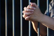 Envían a la cárcel a un hombre que presuntamente agredió en repetidas ocasiones a su mamá y a sus hermanos menores