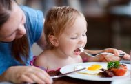 ¿Cómo puedo inculcarle a mi hijo una alimentación sana?