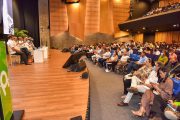 Nostalgia y anécdotas en conversatorio sobre Jorge Oñate, “La Leyenda”