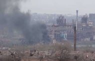 Ucrania dice que Rusia está bombardeando la planta siderúrgica de Mariúpol