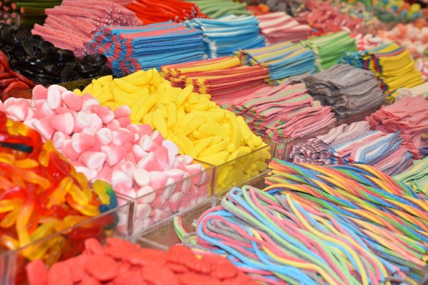¿Es peligroso para la salud el colorante usado en dulces y bebidas?