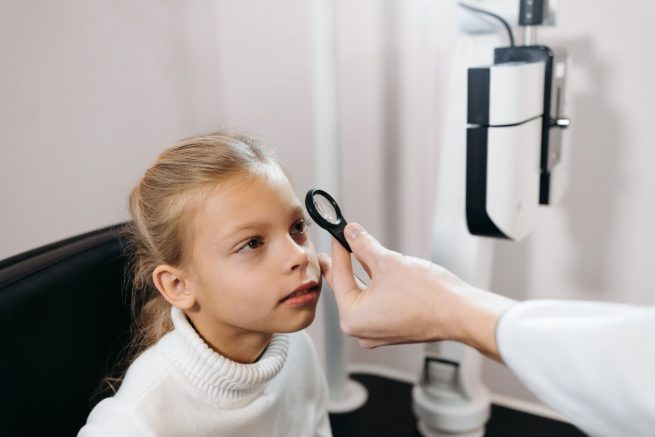 Por qué ocurren los derrames oculares en los niños