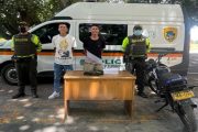 Llevaban más 200 gramos de marihuana camuflados en una motocicleta