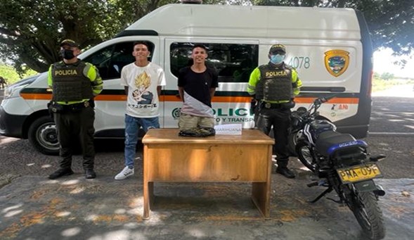 Llevaban más 200 gramos de marihuana camuflados en una motocicleta