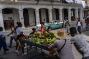 Cuba autorizará inversión extranjera en comercios para paliar desabastecimiento