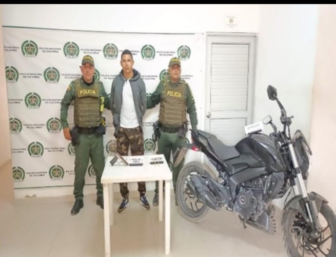 Capturado por porte ilegal de armas de fuego y falsedad marcaría