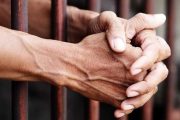 Ejemplar condena de 60 años de prisión para hombre que envenenó a sus dos pequeños hijos