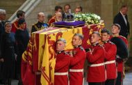 Los funerales de la reina Isabel de Inglaterra comienzan con una pompa sombría