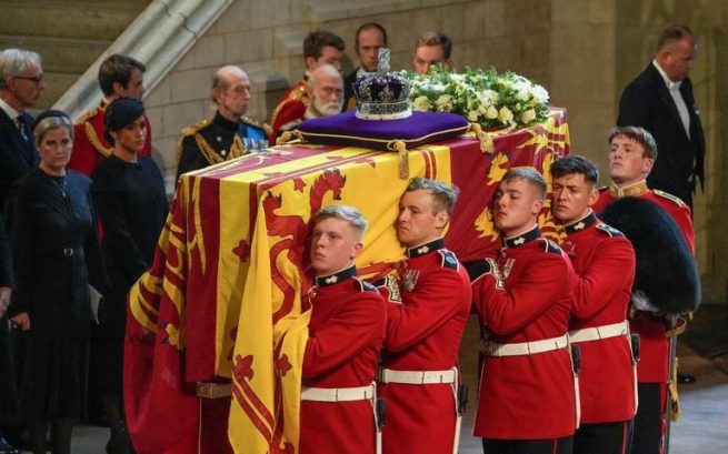 Los funerales de la reina Isabel de Inglaterra comienzan con una pompa sombría