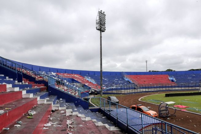 Diecisiete niños entre los 125 fallecidos en la tragedia del fútbol indonesio