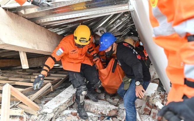 Aumentan a 268 los muertos por el terremoto en la provincia más poblada de Indonesia