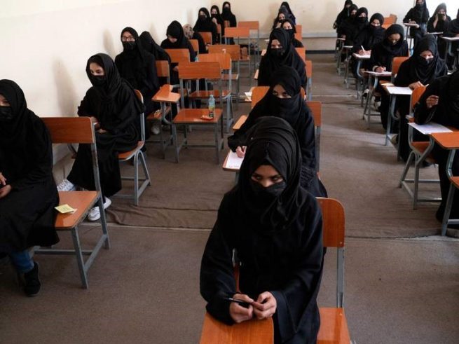 Los talibanes prohíben a las mujeres ir a la universidad en Afganistán 