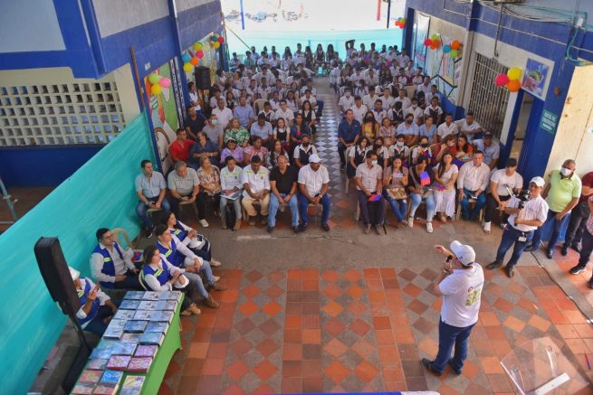 El colegio Alfonso López recibió el Tour de las 322 + Aulas, puso primera piedra