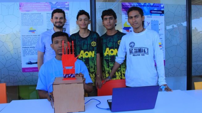 Estudiantes de la UNAL-La Paz, crearon mano robótica para el lenguaje de señas