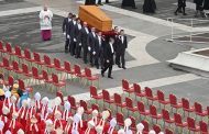 El papa Francisco encabeza el funeral de Benedicto mientras sus simpatizantes piden la santidad