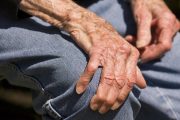 ¿Por qué nos duelen las rodillas con el frío?