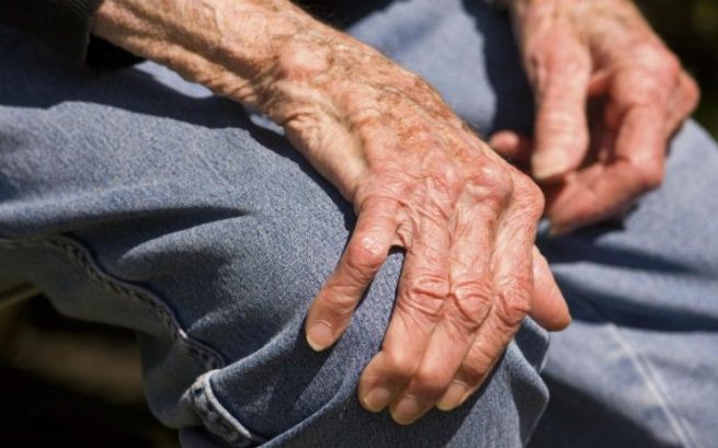 ¿Por qué nos duelen las rodillas con el frío?