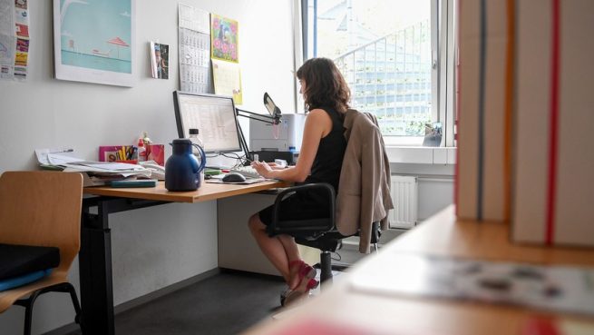 Mayoría de quienes laboran en el servicio público son mujeres
