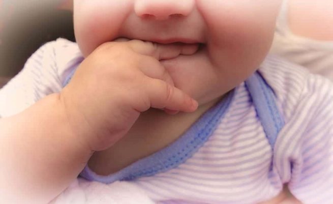 Cómo saber si están saliendo los primeros dientes del bebé