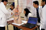 Estudiar medicina en Colombia: el desafío económico de los estudiantes