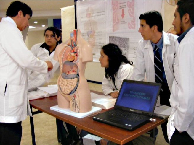 Estudiar medicina en Colombia: el desafío económico de los estudiantes