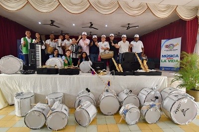 En Media Luna y San Diego, estudiantes reciben instrumentos musicales