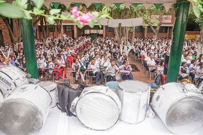 Rectora del Casimiro Maestre recibe instrumentos musicales y pide más pupitres para sus estudiantes