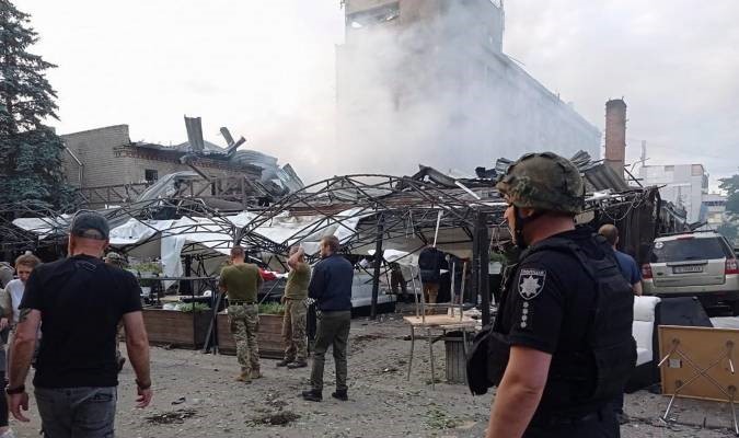 El ataque ruso contra una pizzería de Kramatorsk ha matado ya a 10 personas