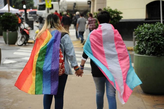 El Vaticano insta a dialogar sobre la acogida del colectivo LGBTQ+ y el papel de la mujer