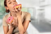 Comer alimentos azucarados altos en grasa aumenta el antojo por lo dulce