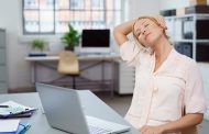 Ejercicios para estirar el cuerpo mientras trabajas