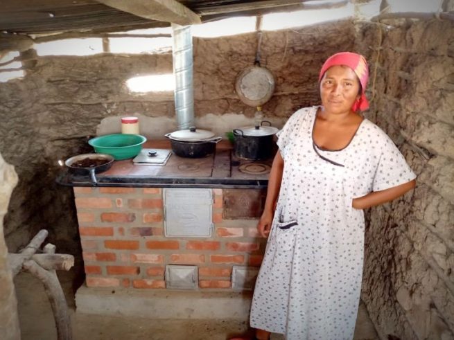 Entregan 180 estufas ecoeficientes a comunidades indígenas en La Guajira