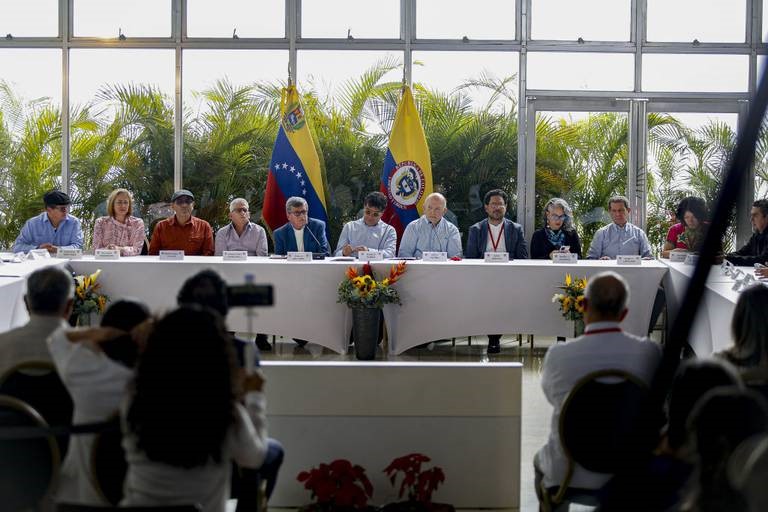 Comienza nuevas negociaciones con Eln sacudidas por supuesto complot contra Fiscal