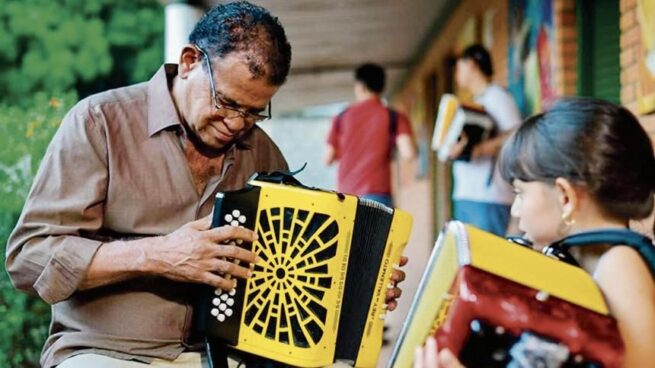 Andrés “El Turco” Gil lanza “Vallenato en Pentagrama”