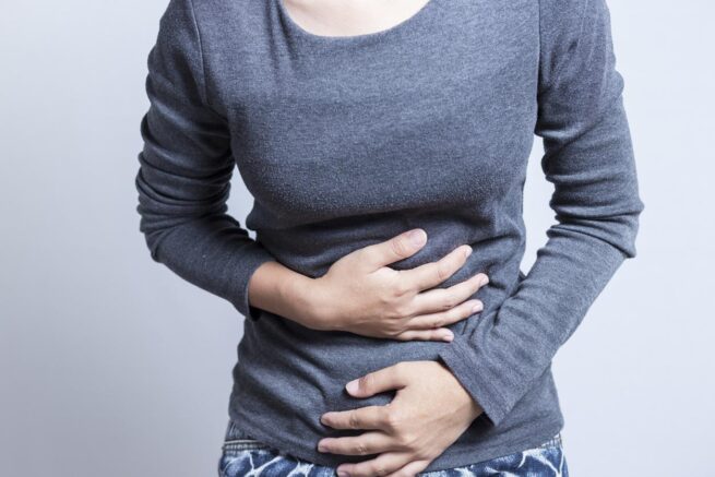 ¿Por qué me duele el estómago después de comer?