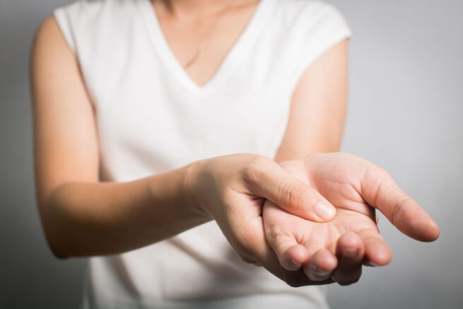 ¿Cómo puedes prevenir la hinchazón de manos durante o después del ejercicio?