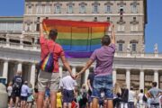 El papa dice que las bendiciones LGBTQ+ son para individuos, no para aprobar uniones