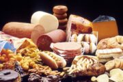Es mejor evitar estos alimentos después de los 40, y no se trata de aumento de peso