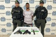 Hombre llevaba en un bolso dos armas traumáticas modificadas; fue capturado
