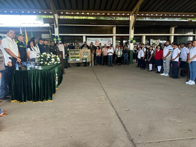 Policía de Infancia y Adolescencia recibe a los estudiantes de la IE José Eugenio Martínez