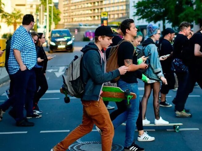 Cuidado: textear mientras cruzas la calle puede ser mortal