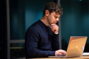 Por qué los hombres son reacios a compartir información negativa
