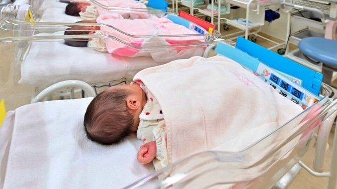 Los nuevos nacimientos en Japón caen a mínimos históricos en 2023, agravando problemas demográficos