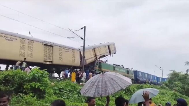 Al menos 8 muertos en un choque de trenes en el este de India