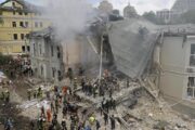 Rusia bombardea un hospital infantil de Ucrania y provoca decenas de muertos