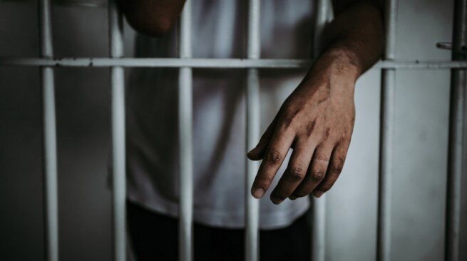 Cárcel para hombre que habría tirado a su esposa desde el piso 17 de un apartamento